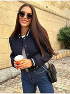 Elegante Damen-Bomberjacke in Schwarz, O-Neck, langärmelig, mit Knopfleiste. Perfekt für modische Herbst-Looks. Ideal für Freizeit und Alltag.