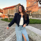 Elegante Damen-Bomberjacke, schwarz, mit O-Ausschnitt und langen Ärmeln. Modischer Look, ideal für Herbst und Frühling. Perfekt für Freizeitoutfits.