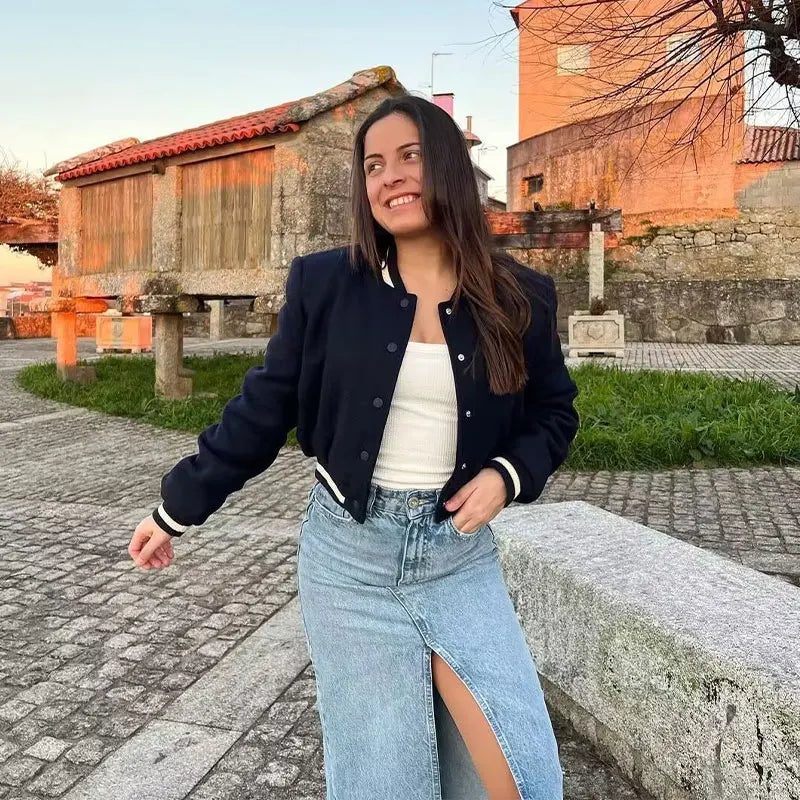 Elegante Damen-Bomberjacke, schwarz, mit O-Ausschnitt und langen Ärmeln. Modischer Look, ideal für Herbst und Frühling. Perfekt für Freizeitoutfits.