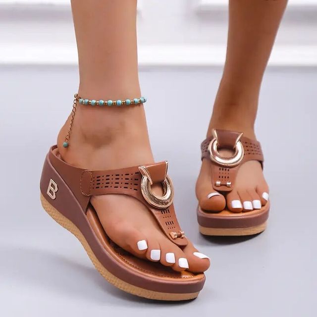 Damen-Sommersandalen mit Keilabsatz, offenem Zeh und bequemem Design. Perfekt für Strand und Freizeit. Modische Flip-Flops in Braun.