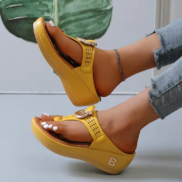 Gelbe Damen-Sandalen mit Keilabsatz, offenem Zeh und Schnalle. Perfekt für den Sommer, bequem und modisch. Ideal für Strand und Freizeit.