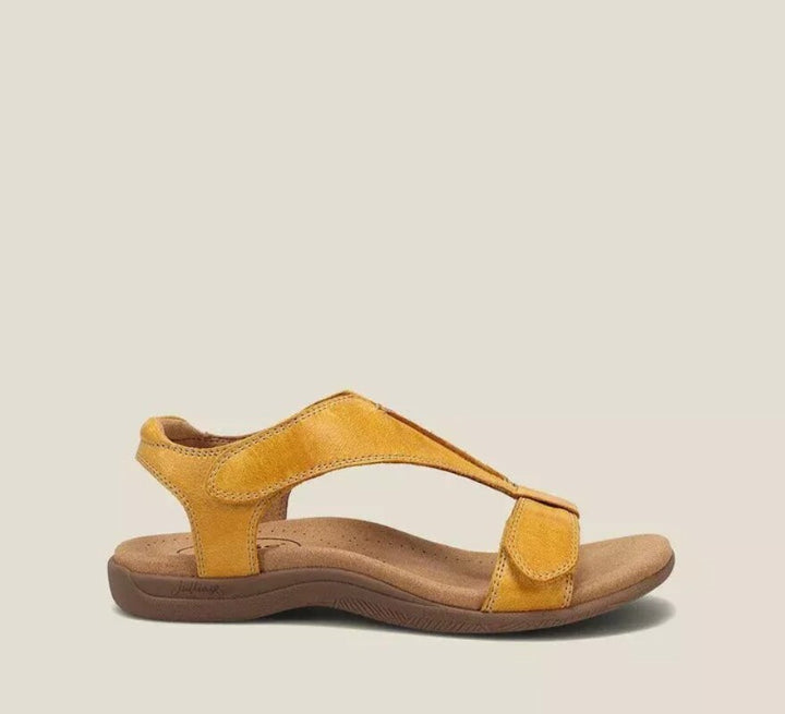 Gelbe Damen-Sandale mit offenem Zeh, verstellbarer Schnalle und bequemem Fußbett. Perfekt für Sommer, Vintage-Stil, Plattform, Freizeit.