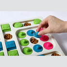 Interaktives Hundespielzeug mit bunten Fächern, ideal für mentale Stimulation und Belohnungstraining. Fördert Geschicklichkeit und Intelligenz.