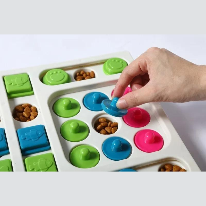 Interaktives Hundespielzeug mit bunten Fächern, ideal für mentale Stimulation und Belohnungstraining. Fördert Geschicklichkeit und Intelligenz.