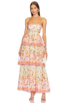 Elegantes Maxikleid mit Blumenmuster, rosa und weiß, Spaghettiträger, mehrlagig. Perfekt für Sommermode und festliche Anlässe.