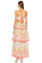 Feminines Maxikleid mit floralen Mustern, Rückenausschnitt und Rüschen. Perfekt für Sommermode, elegante Anlässe und trendige Outfits.