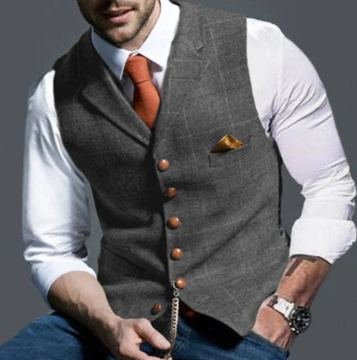Elegante Herrenweste in Grau mit Karomuster, kombiniert mit weißem Hemd und orangefarbener Krawatte. Perfekt für stilvolle Business-Looks.
