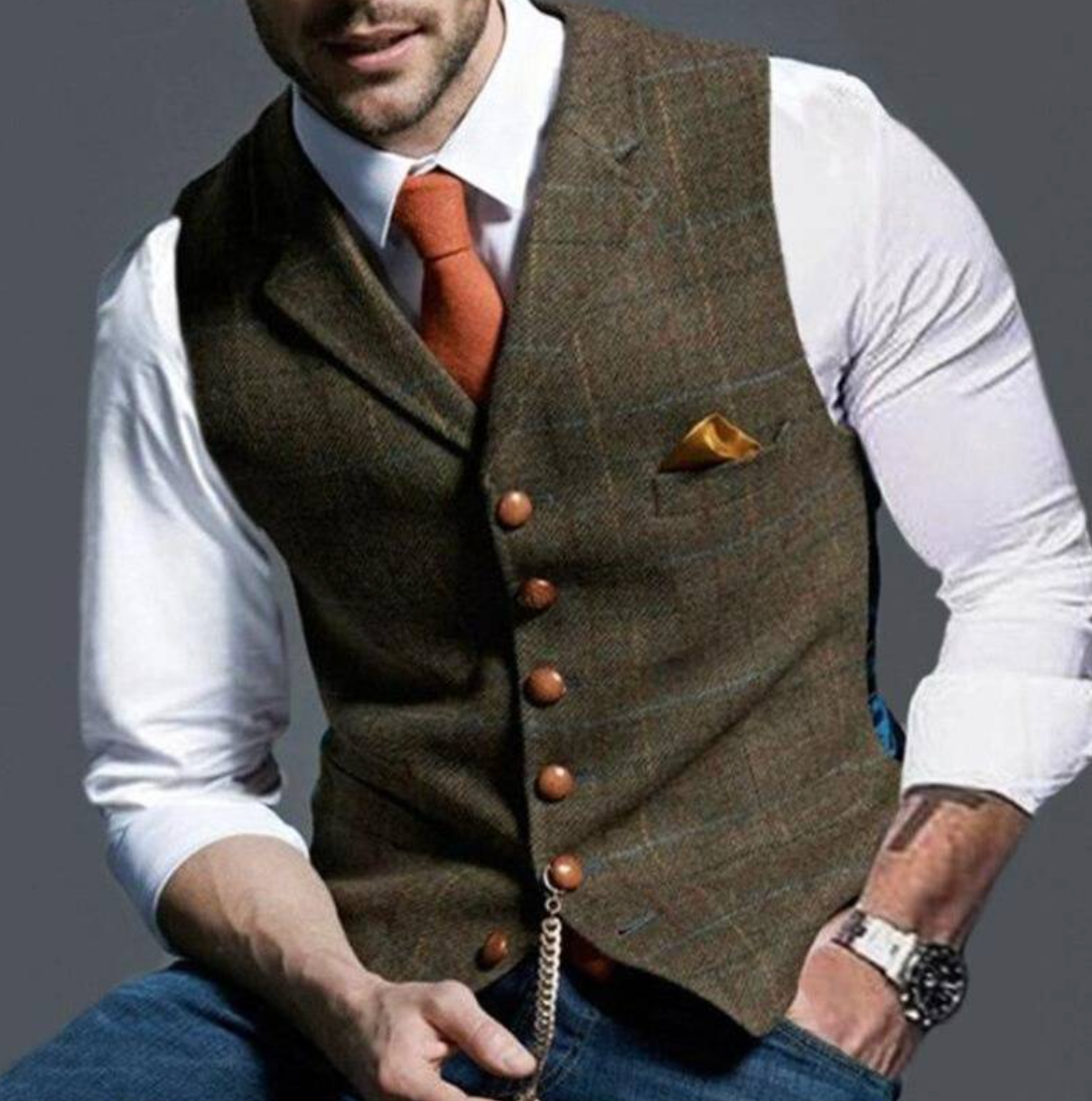 Herren Weste kariert, braun, mit Knöpfen und Einstecktuch. Perfekt für elegante Anlässe. Stilvoll, modern, zeitloses Design.