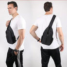 Schwarze Umhängetasche für Herren, ideal für Freizeit und Sport. Praktisches Design mit mehreren Fächern, verstellbarem Gurt und modernem Look.