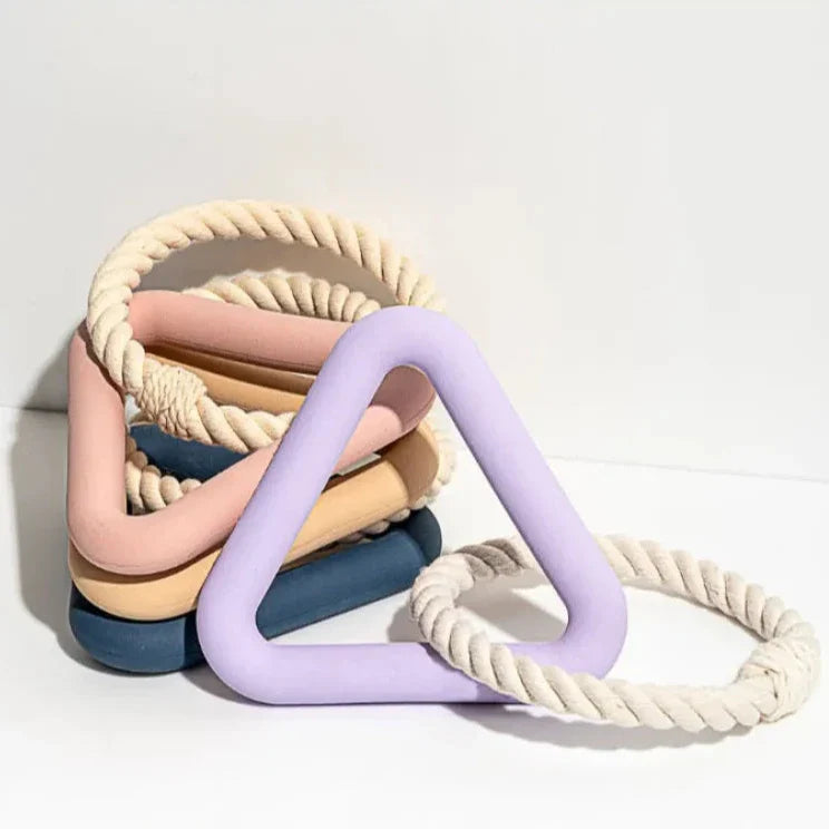 Dreieckige Beißringe aus Silikon in Pastellfarben, ideal für Babys. BPA-frei, sicher und langlebig. Perfektes Babyspielzeug zur Zahnungshilfe.