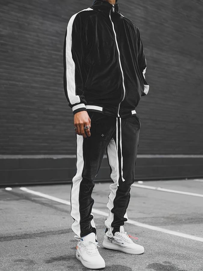 Schwarzer Trainingsanzug mit weißen Streifen, Herrenmode, sportlich, urbaner Stil, Straße.