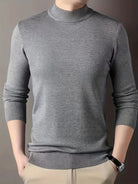 Grauer Herrenpullover aus feinem Strick, langärmelig, ideal für Herbstmode. Eleganter Look, perfekt für Business und Freizeit.