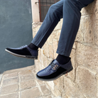 Elegante Herrenschuhe in Dunkelblau, kombiniert mit schwarzer Hose. Perfekt für Business und Freizeit. Hochwertige Lederschuhe für Herren.
