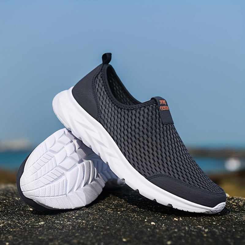 Schwarze Herren-Sneaker mit atmungsaktivem Mesh-Obermaterial und weißer Sohle, ideal für Sport und Freizeit. Bequeme, leichte Laufschuhe.