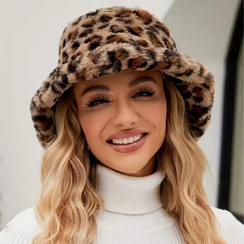 Damenhut im Leopardenmuster, stilvoll und modern. Perfekt für Herbstmode. Trendiger Look mit weichem, flauschigem Material. Ideal für Fashionistas.