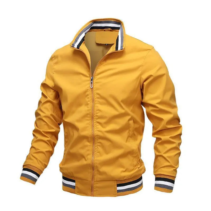 Gelbe Herrenjacke mit Reißverschluss, gestreiftem Kragen und Bündchen. Modische Übergangsjacke, ideal für Frühling und Herbst.