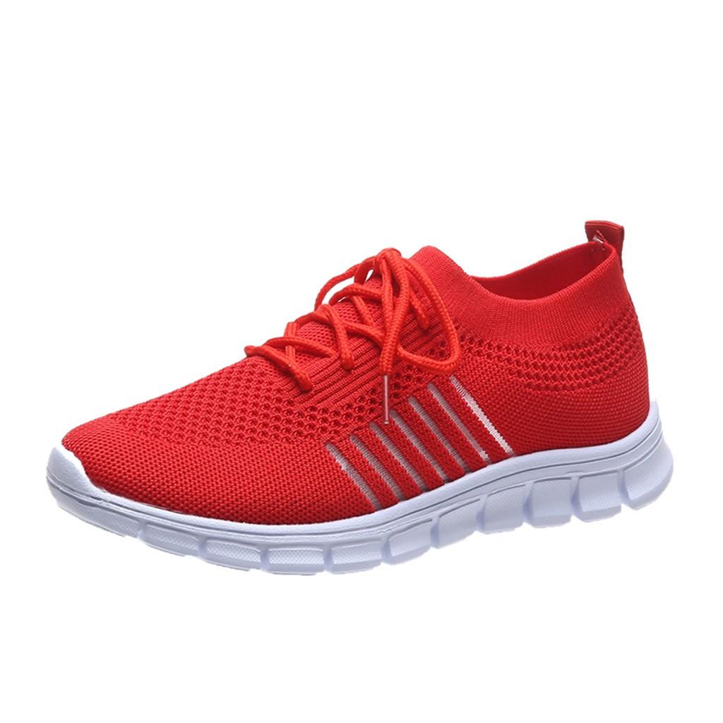 Roter Sportschuh mit atmungsaktivem Mesh-Obermaterial und weißer Sohle. Ideal für Laufen und Fitness. Bequeme, leichte Sneaker für Damen und Herren.