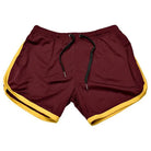 Bordeauxrote Sportshorts mit gelbem Saum, atmungsaktives Material, ideal für Fitness und Laufen.