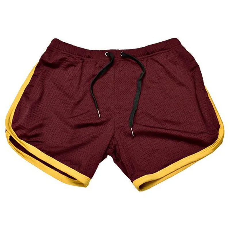 Bordeauxrote Sportshorts mit gelbem Saum, atmungsaktives Material, ideal für Fitness und Laufen.