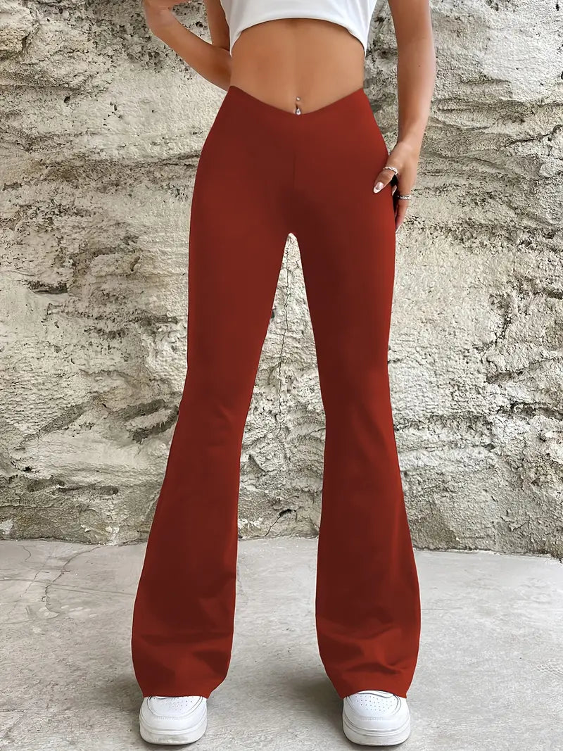 Damenhose in Rot, ausgestellter Schnitt, kombiniert mit weißem Crop-Top und Sneakers. Modetrend, bequeme Passform, ideal für Freizeitoutfits.
