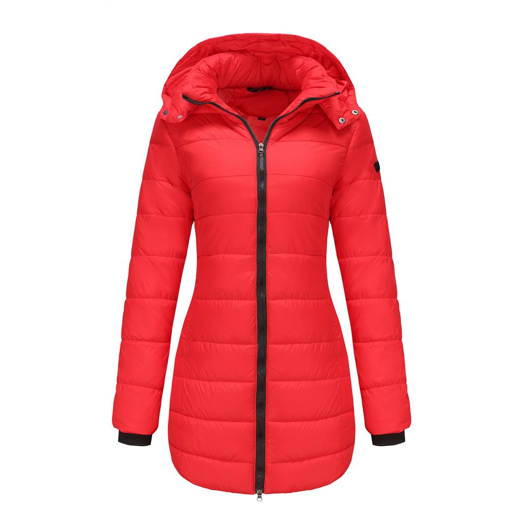 Rote Damen-Daunenjacke mit Kapuze, Reißverschluss und gestepptem Design. Perfekt für Wintermode, warm und stilvoll. Ideal für kalte Tage.
