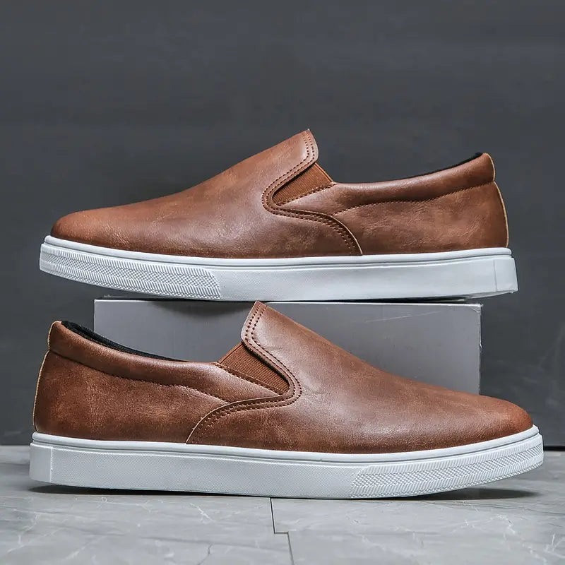 Braune Leder-Sneaker für Herren, Slip-On, weißer Gummisohle, modisch, bequem.