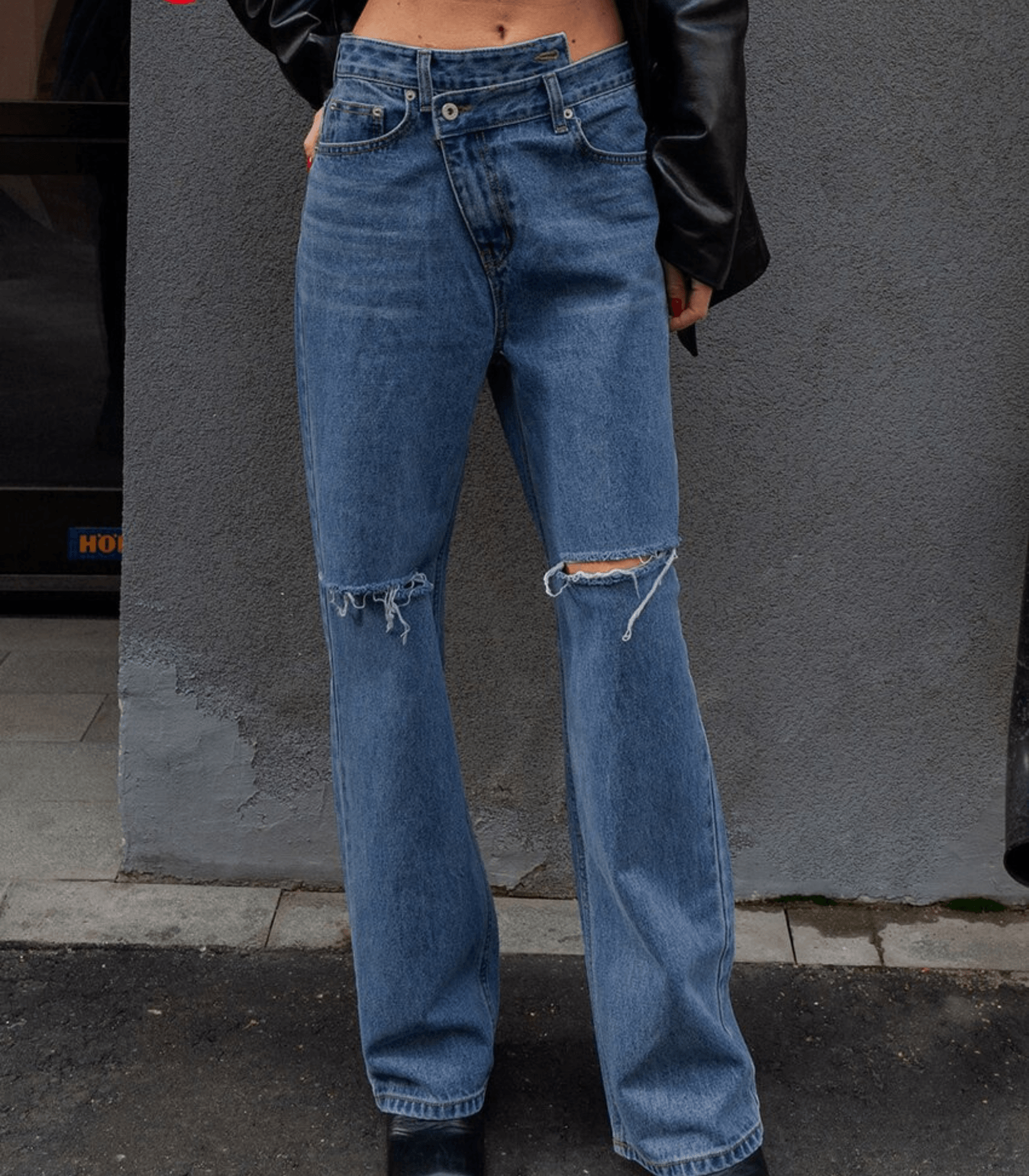 Asymmetrische Vintage-Jeans mit niedriger Taille und Rissen, ideal für trendige Streetwear-Looks. Perfekt für modebewusste Damen.