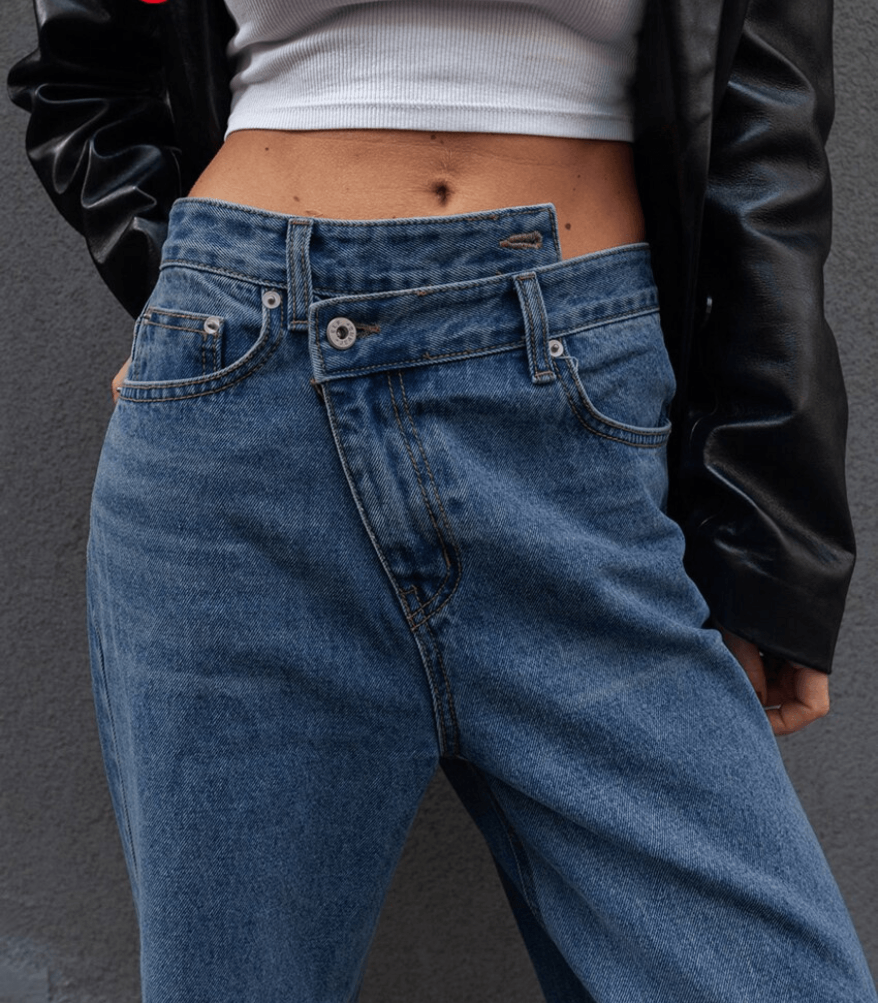 Asymmetrische Jeans mit niedriger Taille im Vintage-Stil, ideal für modische Outfits. Perfekt für trendbewusste Damenmode und Streetwear.