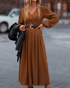 Damenmode: Elegantes braunes Maxikleid mit Knopfleiste und Gürtel, kombiniert mit schwarzer Lederjacke. Perfekt für stilvolle Herbstoutfits.