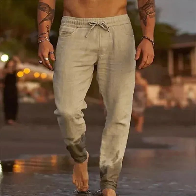 Herren Leinenhose am Strand, beige, lässig, ideal für Sommermode. Perfekt für Freizeit und Urlaub. Atmungsaktiv und stilvoll.
