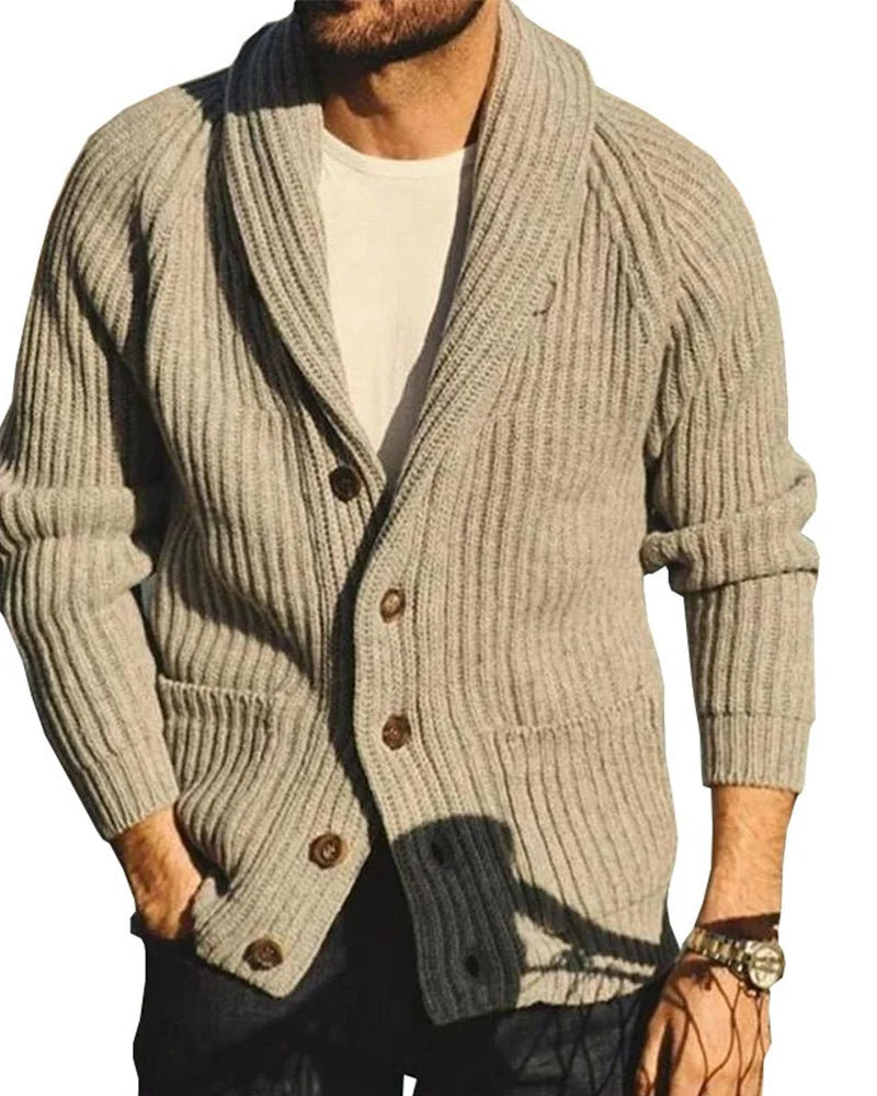 Herren Strickjacke mit Schalkragen, beige, aus Wolle, modisch und warm, ideal für Herbst und Winter. Perfekt für stilvolle Freizeitoutfits.