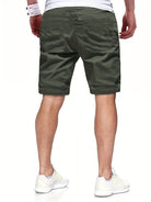 Mann in olivgrüner Shorts und weißen Sneakers, Rückansicht, Freizeitmode, Sommerbekleidung.