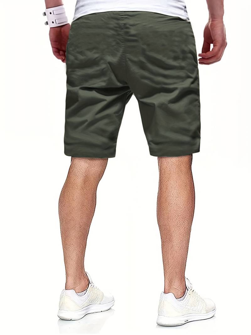 Mann in olivgrüner Shorts und weißen Sneakers, Rückansicht, Freizeitmode, Sommerbekleidung.