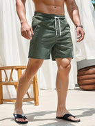 Mann in olivgrüner Cord-Shorts, Sommermode, Freizeitkleidung, Herrenbekleidung, Sandalen.