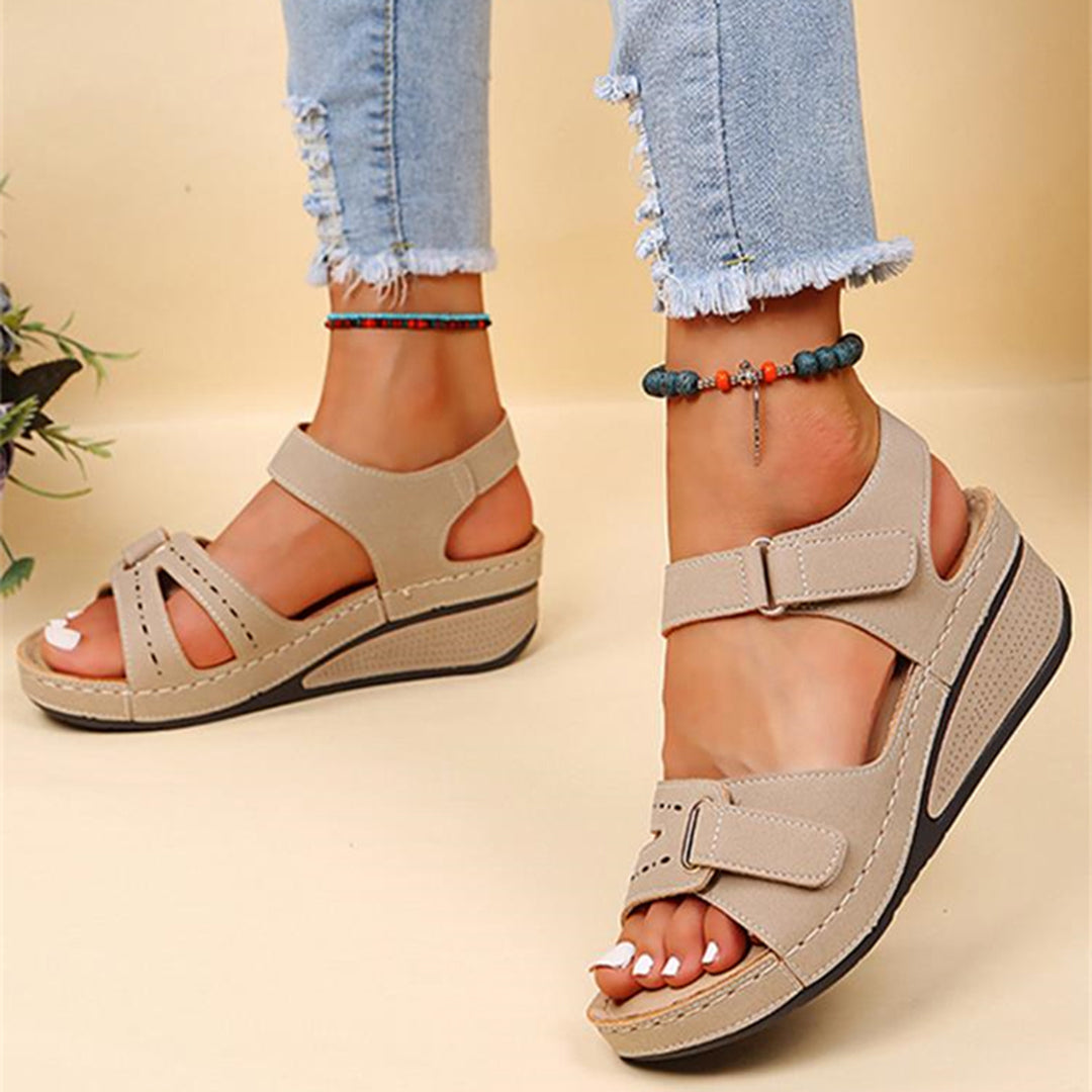 Beige Sandalen mit Keilabsatz, Klettverschluss und gepolsterter Sohle, ideal für Damenmode, Sommeroutfits und bequeme Freizeitkleidung.