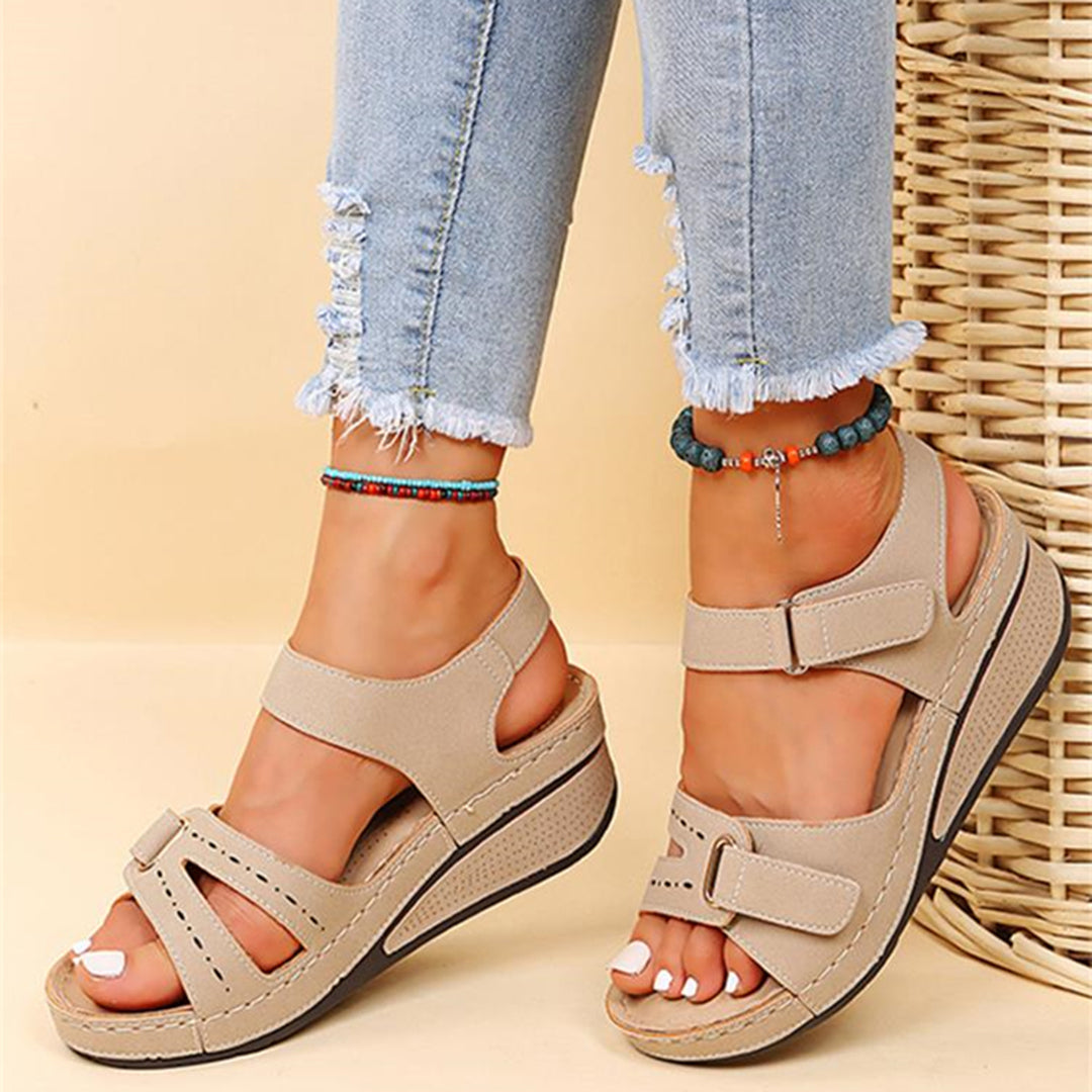 Beige Sandalen mit Klettverschluss, ideal für Sommermode. Komfortable Plateau-Sohle, kombiniert mit lässigen, zerrissenen Jeans. Perfekt für Damen.