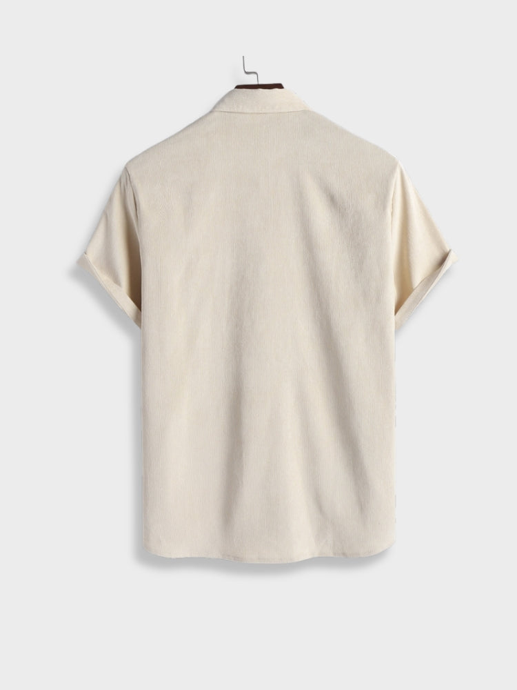 Beiges Herrenhemd aus Leinen, kurzärmelig, klassischer Kragen. Perfekt für Sommermode, lässiger Stil, atmungsaktiv und leicht.