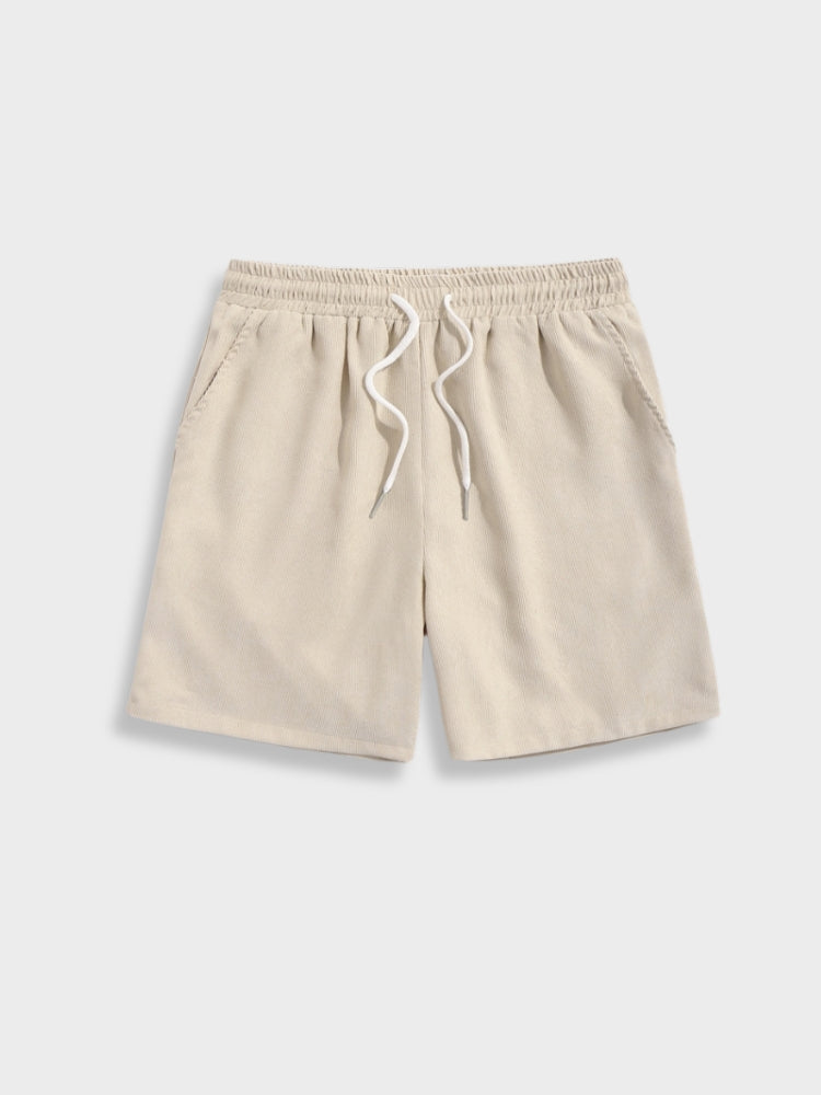 Beige Herrenshorts mit elastischem Bund und Kordelzug, ideal für Sommermode. Bequeme Freizeithose aus leichtem Stoff, perfekt für warme Tage.