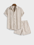 Beiges Sommer-Set aus Leinen für Herren, bestehend aus kurzärmligem Hemd und Shorts. Perfekt für lässige Outfits und warme Tage.