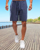 Blaue Leinen-Sommershorts für Herren, bequem, ideal für Freizeit und Strand.