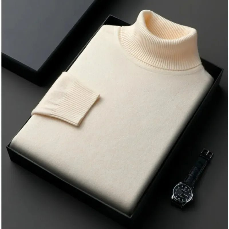 Beiger Rollkragenpullover aus Kaschmir, elegant gefaltet in schwarzer Geschenkbox. Luxuriöse Herrenmode, ideal für stilvolle Wintergarderobe.