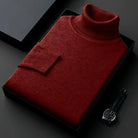 Eleganter Rollkragenpullover in Bordeauxrot, aus weichem Strick, ideal für Herbstmode. Perfekt kombiniert mit einer stilvollen Armbanduhr.