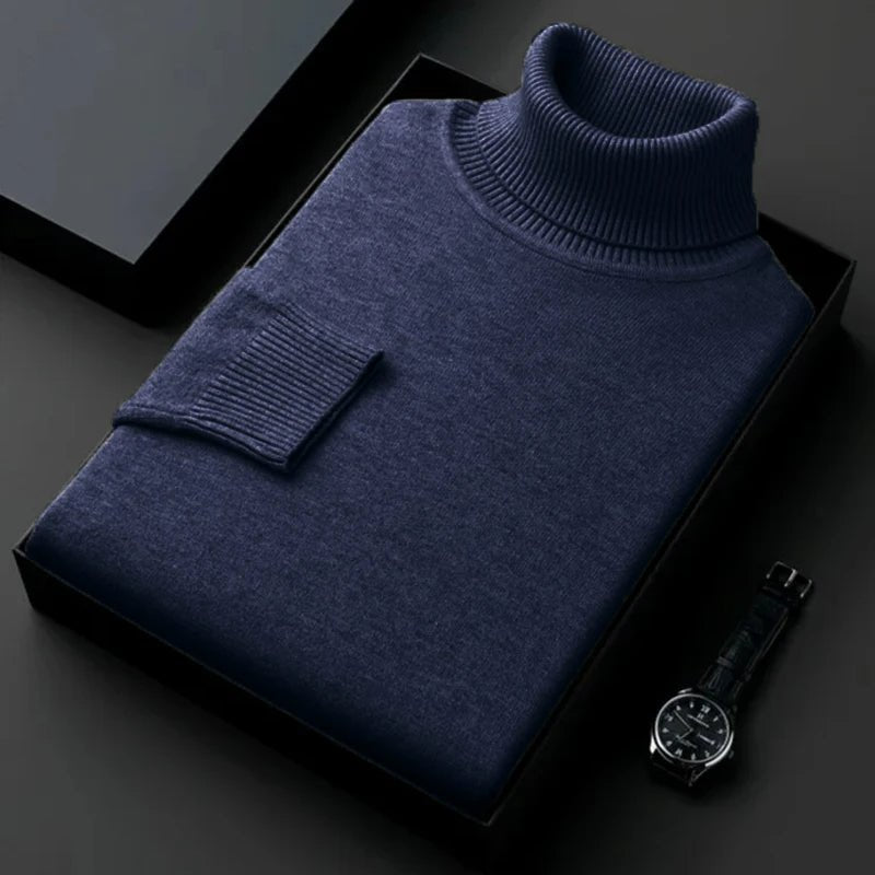 Dunkelblauer Rollkragenpullover aus weichem Strickstoff, elegant gefaltet in einer Box, ideal für stilvolle Herrenmode und Winterbekleidung.