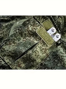 Tarnhose mit digitalem Camouflage-Muster, ideal für Outdoor-Aktivitäten. Robustes Material, praktische Taschen, militärischer Stil.