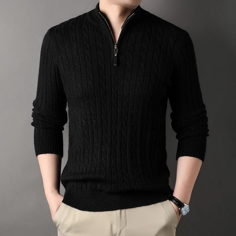 Schwarzer Herrenpullover mit Reißverschluss, Zopfmuster, langärmelig. Stilvoll und elegant, ideal für Herbst und Winter. Hochwertige Strickmode.