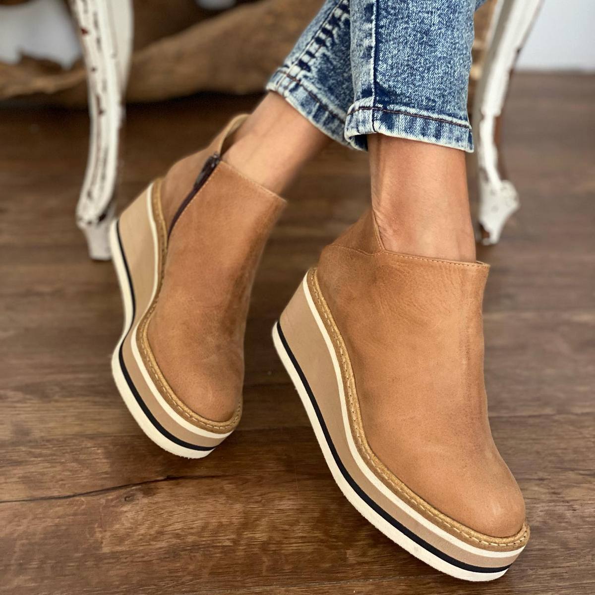 Damen-Stiefeletten mit Keilabsatz in Beige, aus Leder, modisch und bequem. Perfekt für Herbstmode. Hochwertige Verarbeitung und stilvolles Design.