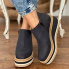 Schwarze Damen-Stiefeletten mit Plateau, Reißverschluss und bequemer Sohle. Modische Schuhe für Herbst und Winter, ideal für Casual-Outfits.