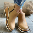Damen Stiefeletten in Beige, Lederoptik, mit Reißverschluss und Plateau-Sohle. Modische Schuhe für Herbst, ideal zu Jeans.
