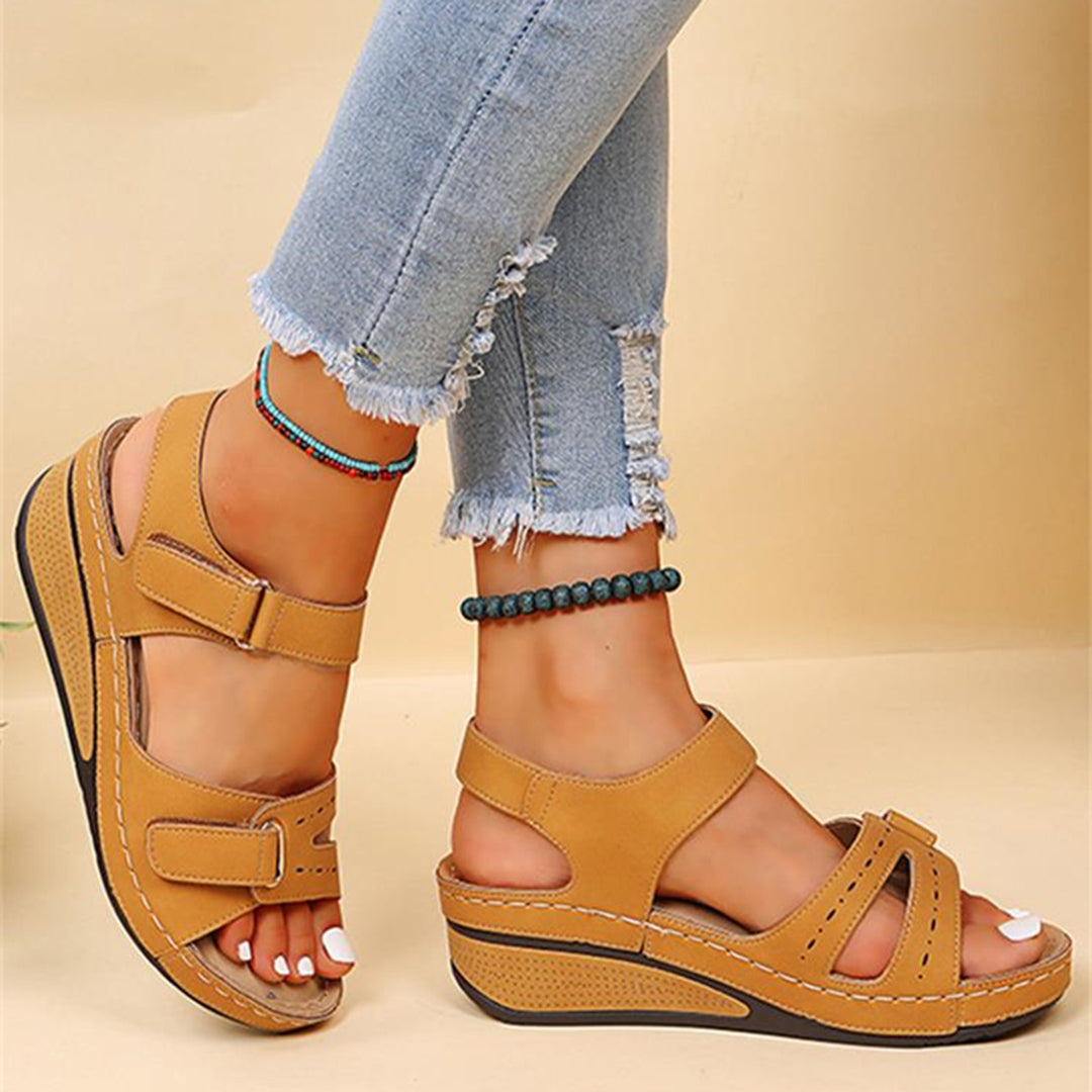 Damen Sandalen mit Keilabsatz in Braun, bequem und modisch. Perfekt für Sommeroutfits. Ideal für Freizeit und Alltag. Hochwertige Materialien.