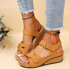 Damen Sandalen in Braun mit Keilabsatz, Klettverschluss und bequemer Sohle. Perfekt für Sommermode, Freizeit und Strand. Hochwertige Materialien.